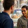 Vendeur conseillant un client